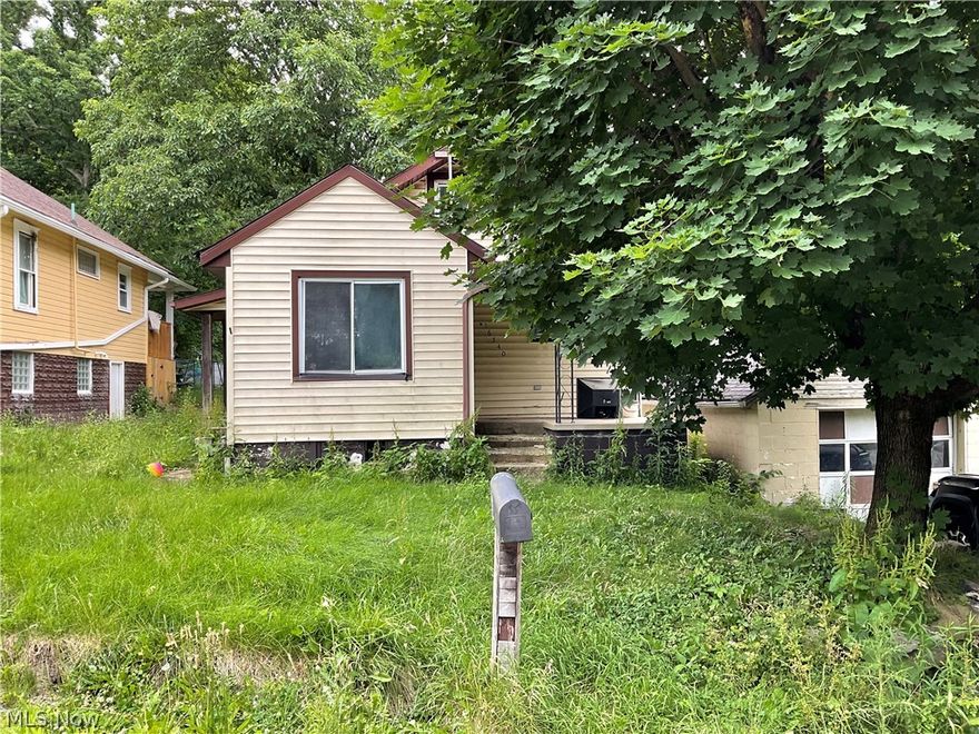 FIVE (5) ROOM, ONE STORY 3 bedroom HOME.  OUTSIDE CITY LIMITS IN ST. Clair township. 4 LEVEL LOTS EQUAL APPROXIMATE  TO ONE (1) ACRE ON A DEAD IN STREET, HOUSE HAD AVAILABLE GAS HEAT, COUNTY WATER, AEP ELECTRIC SERVICE 100 AMP BREAKER BOX AND A SEPTIC SYSTEM. HOUSE IS BEING SOLD AS IS. IT WAS AN INHERITANCE. THERE IS NO ZONING !