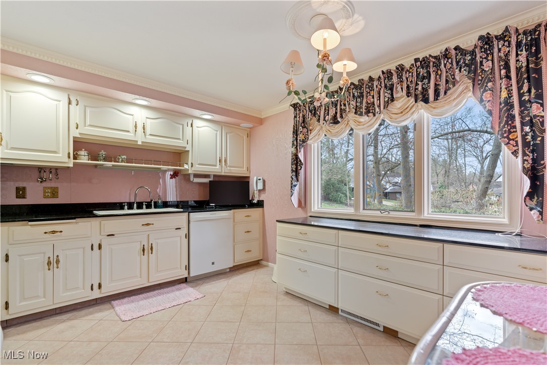 225 N Circle Drive, North Canton, Ohio image 17