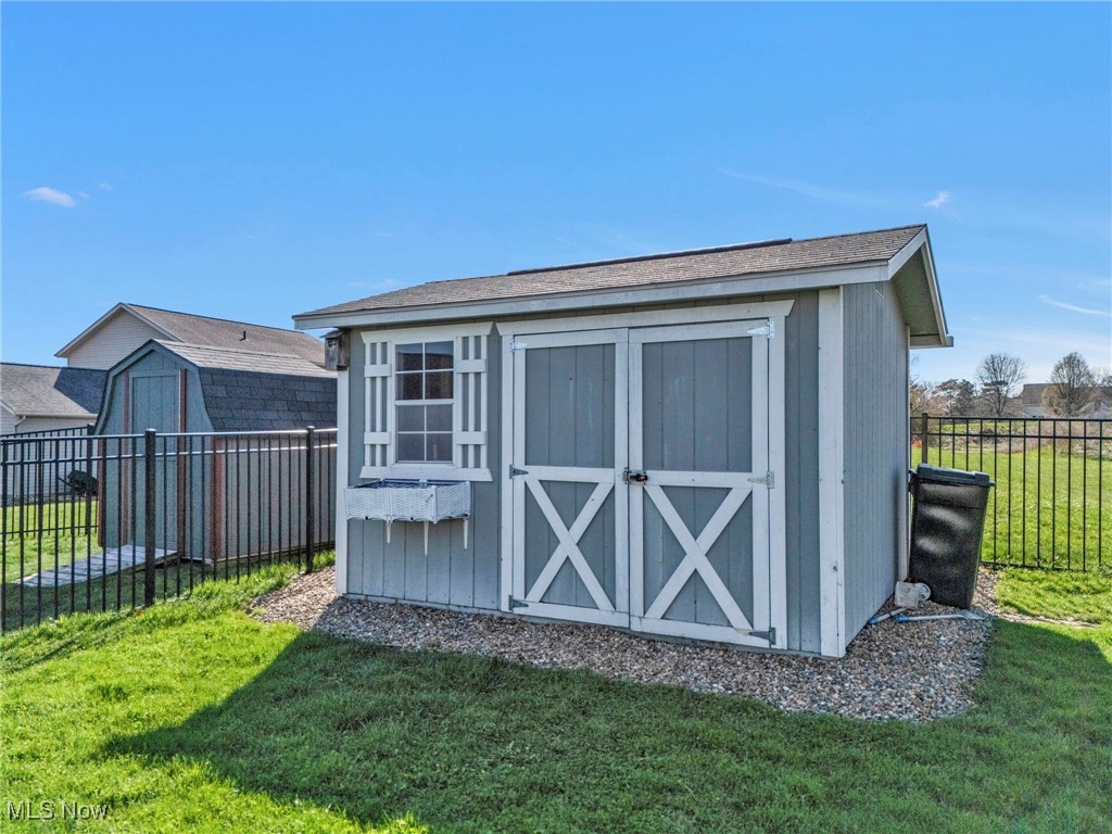 6013 Sunscape Drive, Louisville, Ohio image 33