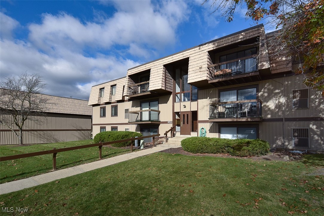 9521 Sunrise Boulevard #J5, North Royalton, Ohio image 2