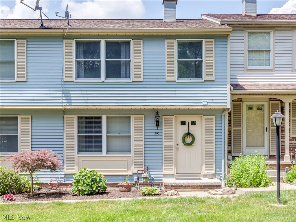 Looking for a stylish, totally updated and immaculate place to call home minutes from I-77, 21, 18, Montrose & Fairlawn & in Copley schools? 129 Quaker Ridge Drive has been lovingly cared for & is completely move-in ready. Walk into entry level that houses laundry, storage & HVAC (AC '18, furnace & HWT '11) w luxury vinyl plank flooring installed in '17. Walk up to the gorgeous professionally renovated kitchen w Quartz countertops, suite of brand new stainless steel Frigidaire Gallery appl, undermount sink, polished nickel bridge faucet, new lighting, cab hardware & matte tile backsplash ('17). Spacious living rm w lrg picture window facing trees, cute built-in bookshelf & updated 1/2 BA. New high-end carpet installed on steps & on BR level ('17). Master BR w professionally-installed closet organization system & en suite full BA w updated vanity w granite c-top, ceramic tile flooring & walk-in shower. 2nd BR (currently used as master) is incredibly spacious (20x11) & has 2 lrg closet