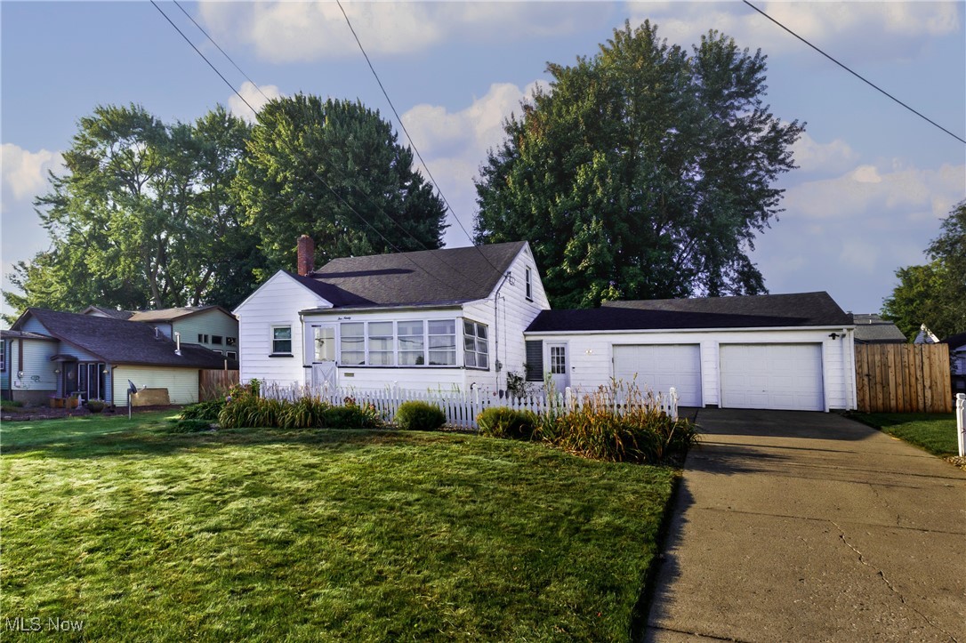 FEEL LIKE YOU ARE ACTUALLY INSIDE THIS HOME! WALKTHROUGH THE 3D VIRTUAL TOUR OF THIS PROPERTY BY CLICKING THE LINK! Charming Cape Cod in Struthers, Ohio! This 3-bedroom, 1.5-bath home features a newly remodeled kitchen and first-floor bathroom, with beautiful hardwood floors throughout the main level. Enjoy the privacy of a newly installed cedar fence around the backyard, perfect for relaxation or entertaining guests. Recent updates include a new roof and furnace installed in 2021, and new A/C in 2017. Located in the Struthers School District, this move-in ready home offers comfort and modern upgrades. Don’t miss out on this beautiful property!