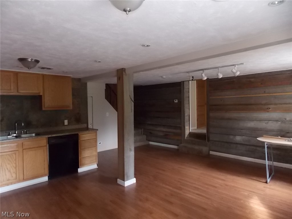 J H Mccall Incs Bedford Hlnd - Residential