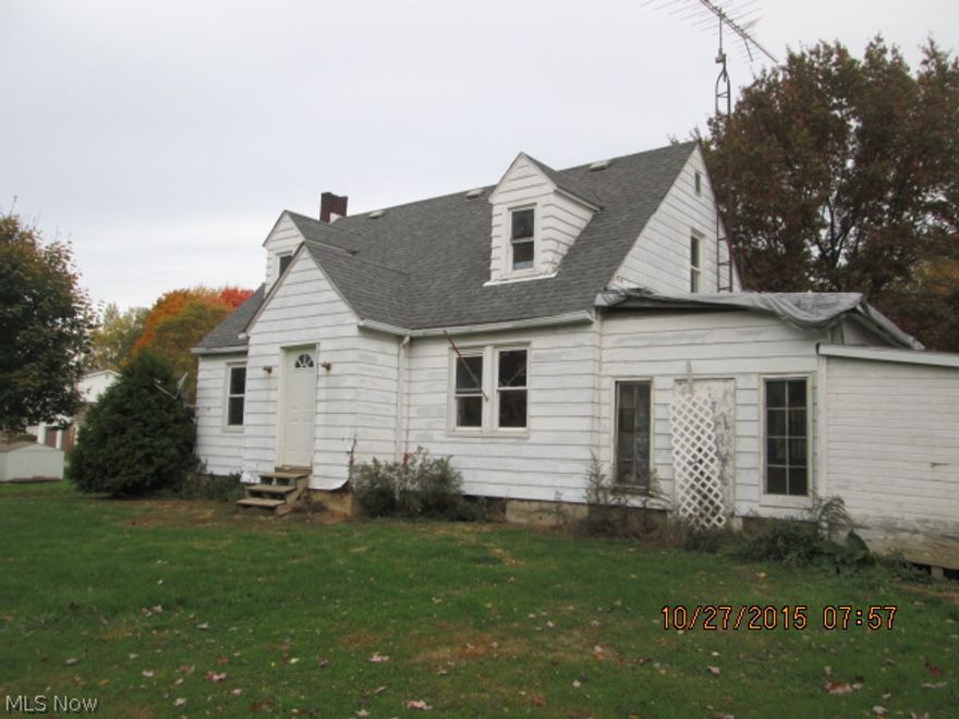 3 bedroom bungalow with a almost 1 acre lot.  32x70 out building.