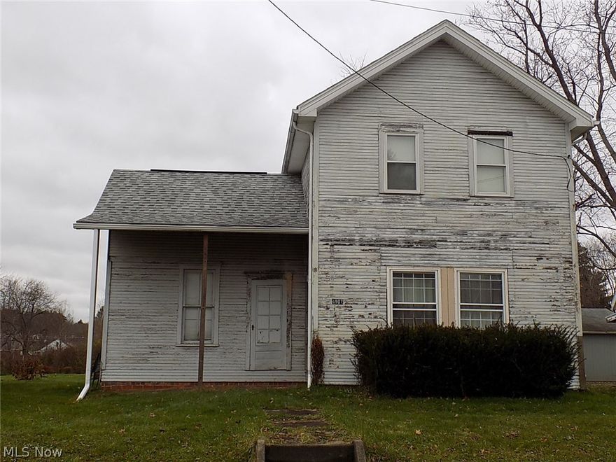 3 bedroom home, large rooms, updated kitchen, Living Room and Family Room, Large 3 Car garage, Home needs TLC