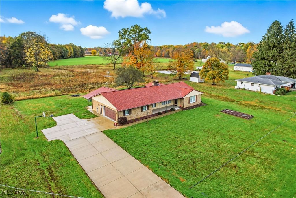 Photo of 1515 Braceville Robinson Road, Southington, OH 44470 (MLS # 5168687)