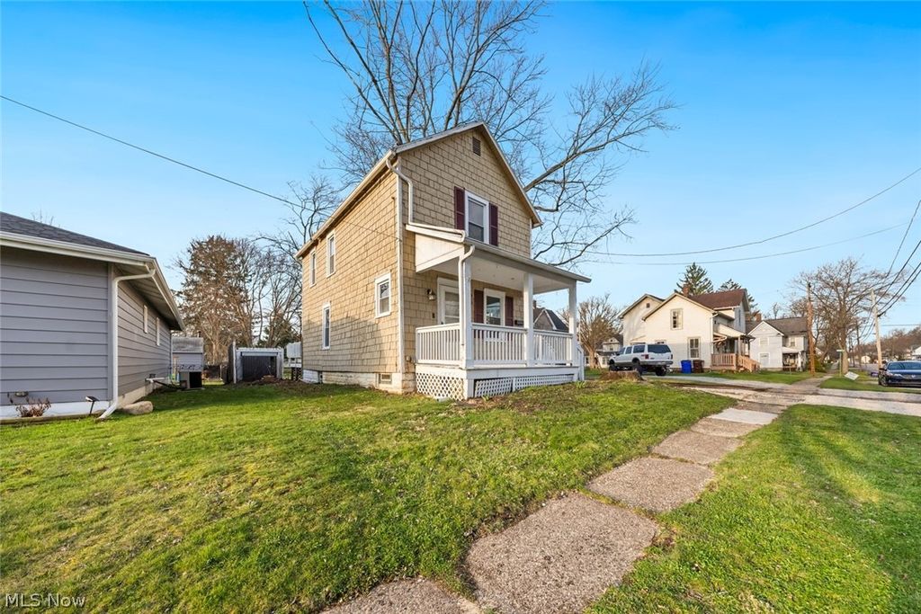 Photo of 615 W Spruce Avenue, Ravenna, OH 44266 (MLS # 5198018)