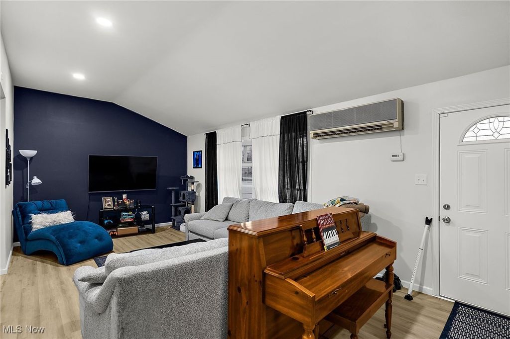 Photo of 3011 Bainbridge Avenue, Youngstown, OH 44511 (MLS # 5183437)