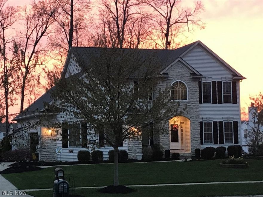 Beautifully updated 4 bedroom 3.5 bath Pelton home with new granite and spectacular flooring.    Large, open concept home within a friendly neighborhood.  New furnace in 2014, and new hot water heater in 2015.  Spacious sunken family room with transom windows, and gas travertine fireplace.  Spacious kitchen with enhanced maple cabinetry, crown molding, lighting both above and below upper cabinets, and beautiful bar area with wine rack.  Large kitchen island with breakfast bar.  Sprinkler system, invisible fence, fully finished basement with office and full bath, and large storage room.  Sip your favorite drink and enjoy the gorgeous views and stunning sunsets from your sun room!!!