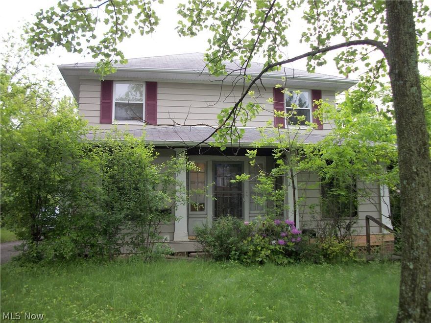 GREAT INCOME PRODUCER!!!3 BEDROOMS EACH UNIT.SIDE BY SIDE DUPLEX(COLONIAL).BOTH UNITS REMODELED!!!NEWER WINDOWS.UPDATED ELECTRICAL CIRCUIT BREAKER BOX.4 CAR GARAGE.FRONT PORCHES.