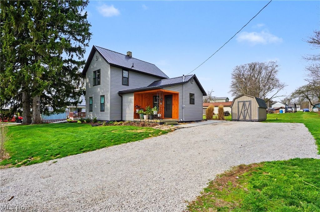 Photo of 1101 Princehorn Avenue NW, North Lawrence, OH 44669 (MLS # 5199562)