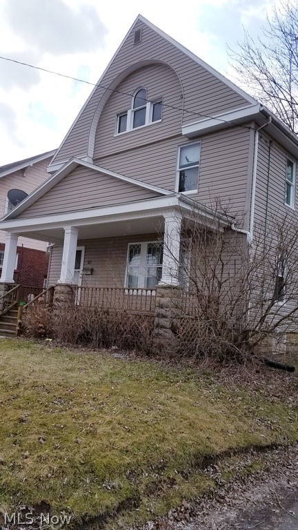 Great 3 bedrooms home with lots of potential. Features newer vinyl siding, updated windows and more!
