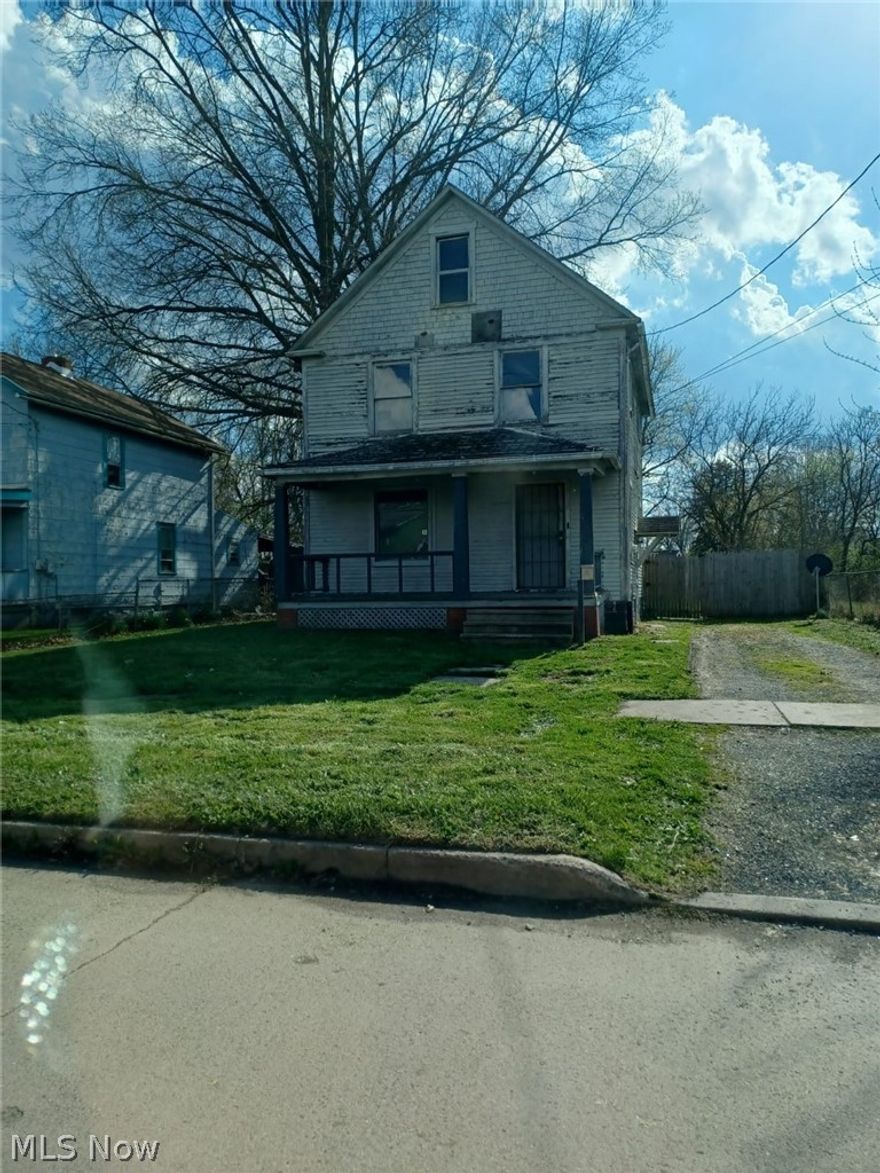 Calling all investors and rehabbers! This diamond in the rough is ready for your vision. Featuring solid bones, a functional layout, and a generous backyard, this property is perfect for a fix-and-flip or long-term rental. Located in an area with strong resale potential. Bring your ideas and make it shine!
Being sold AS-IS
