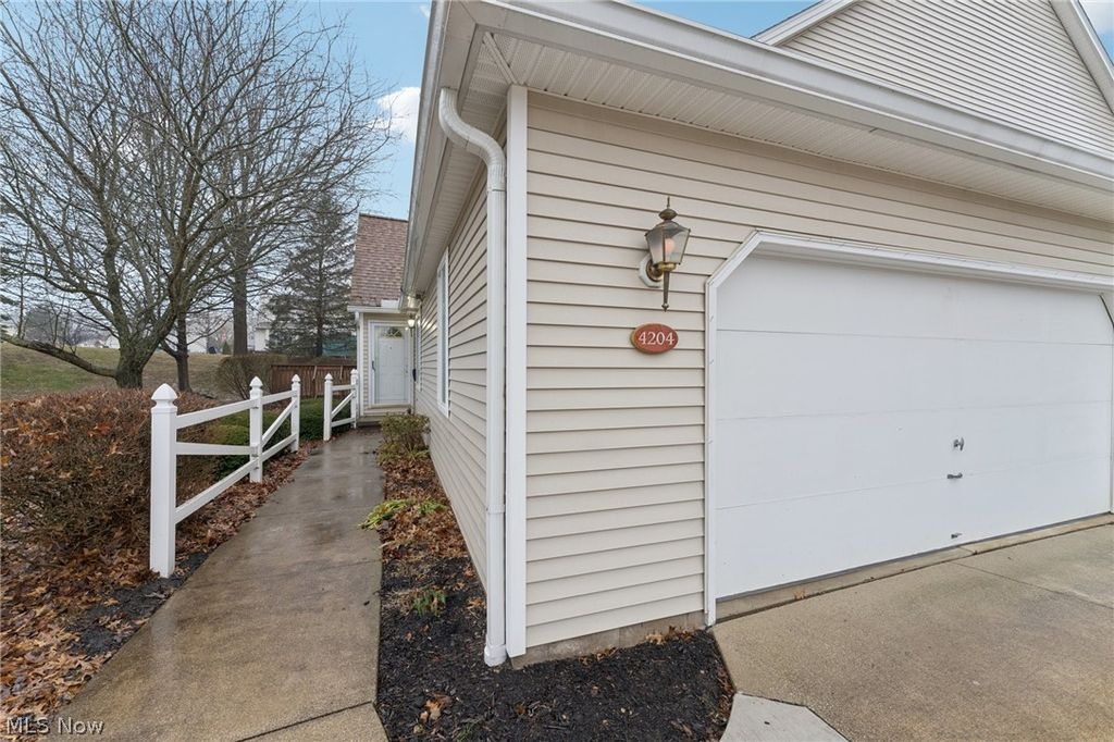 Photo of 4204 Castle Ridge Rdg, Copley, OH 44321 (MLS # 5191721)