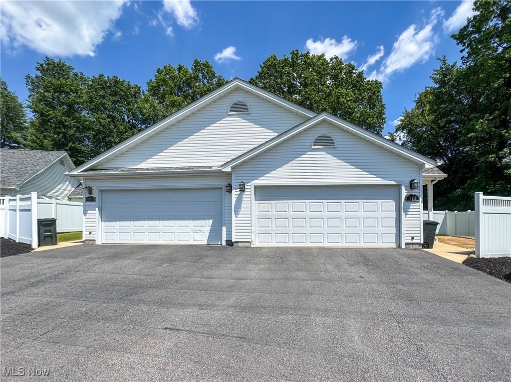 What a stunning condo this one is!! Ranch style, beautifully updated and maintained. Open floor plan, newer appliances, nicely done interior, breakfast bar, walk-in master closet, large master bath with soaking tub. Two, possibly 3 bedrooms, 2 car garage, 2 private outdoor spaces, all overlooking the beautiful community pond. Quiet setting in convenient Howland location, nicely priced to sell.