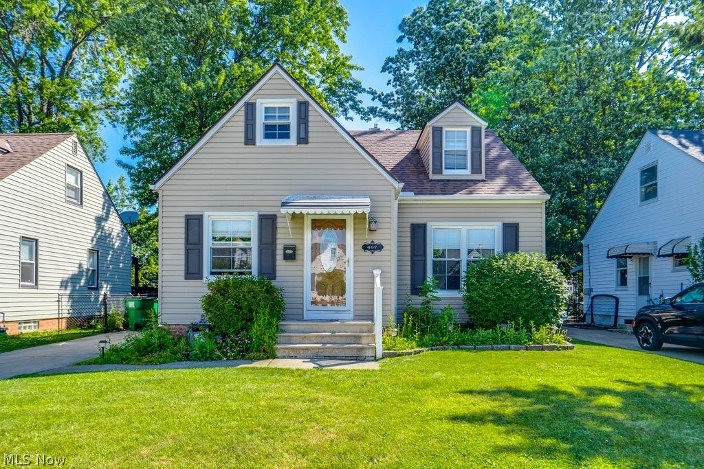 Photo of 407 E 330th Street, Willowick, OH 44095 (MLS # 5202942)