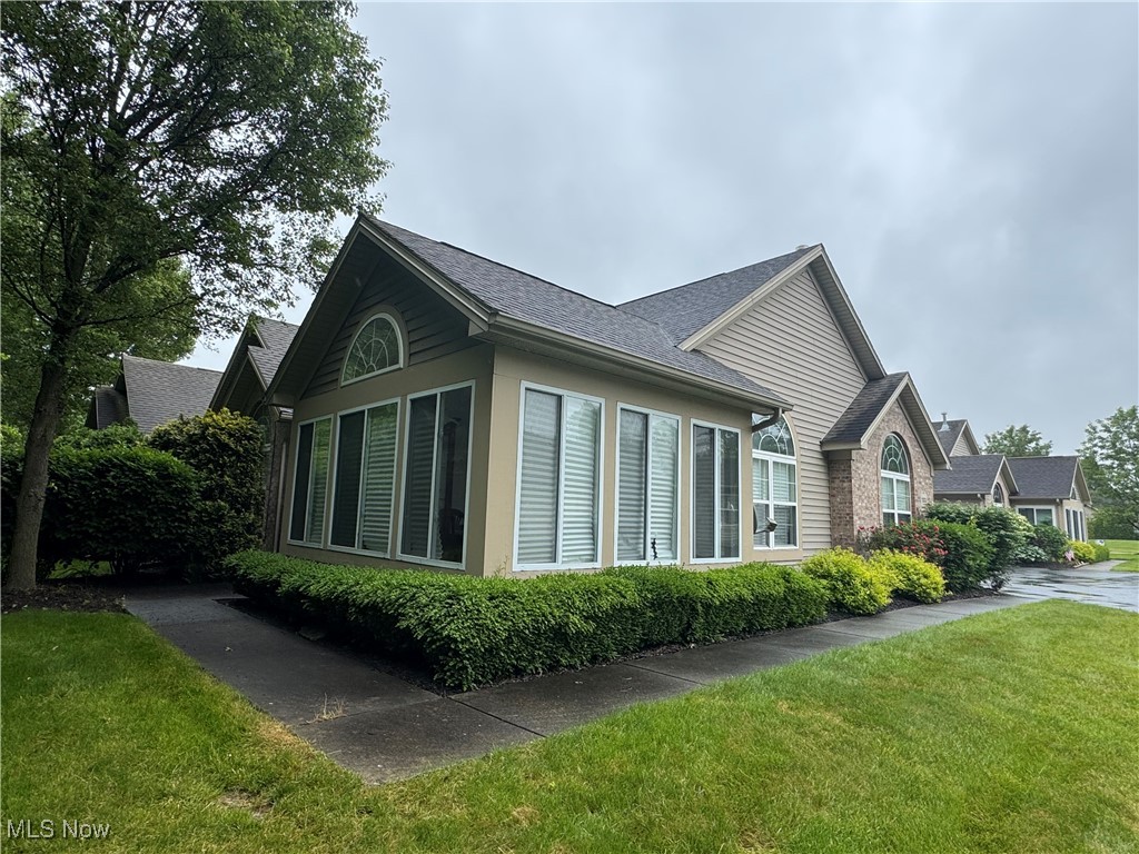 1303 Willow Brook Drive, Warren, Ohio image 1