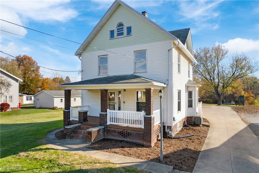 Photo of 4034 Broadway Avenue NE, Louisville, OH 44641 (MLS # 5170344)