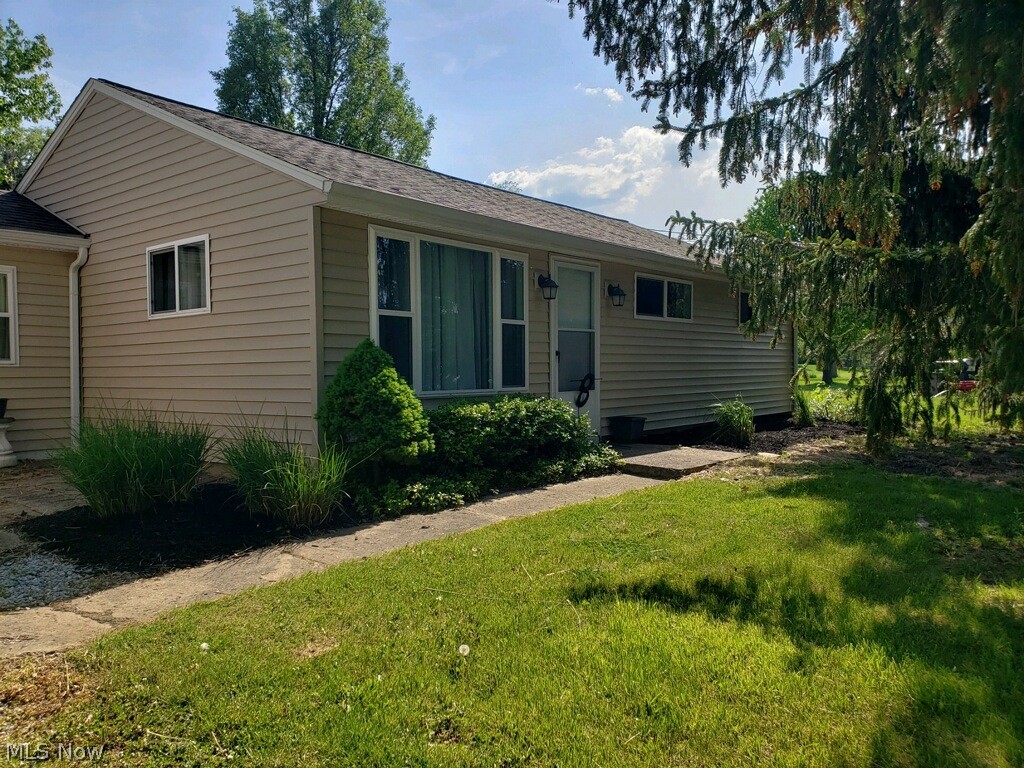 Welcome to one floor living in this charming ranch home. Completely updated in 2015.
Enjoy picnics, fun, or just relaxing in the backyard in a park like setting.
Conveniently located near shopping, dining, and entertainment.
Only minutes from the turnpike, State Route 43, State Route 303, State Route14, and I-480.