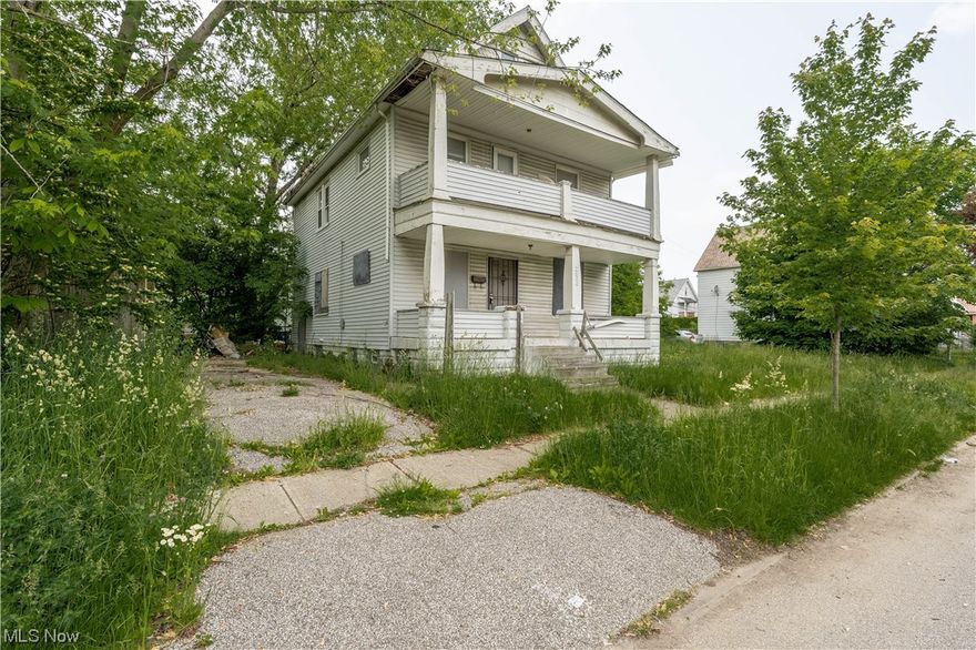 Great Investment Property, that can be individually metered for both units. Don't miss out on this property, full of so much potential.
Property is very easy to show.