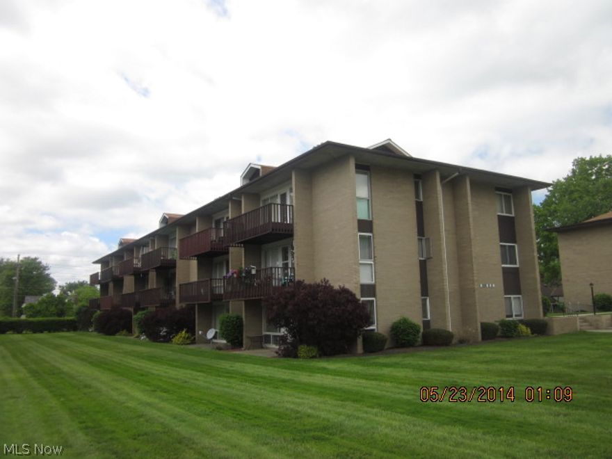 Fantastic 1st floor unit. Updated throughout with new floor, new kitchen with granite counter and stainless sink. Big master bedroom with walk in closet. Completely updated bathroom with new vanity, shower and ceramic tiles. Spacious living and dining room with nice view. Private patio. Low maint fee and easy living. Close to Parmatown and TRI-C.