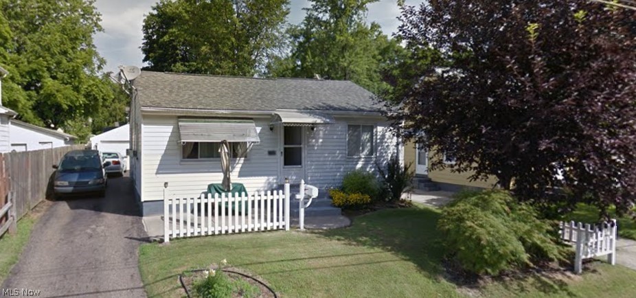Darling ranch home in Cuyahoga Falls! Close to all the stores and restaurants on Front Street.