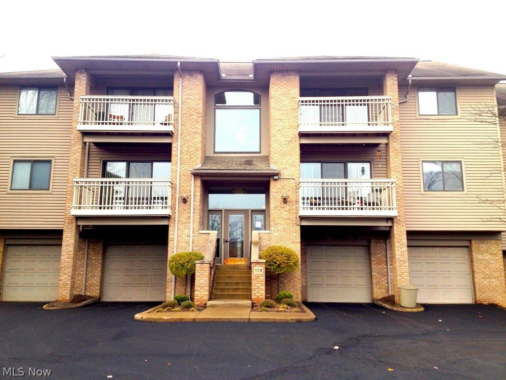 Nicely cared for, top floor unit available with vaulted ceilings! Dont miss this fantastic neutrally decorated unit. 2 balconies. Currently tenant occupied on a month to month. Close to shopping, entertainment and freeways! Special financing available, dont miss it, this one wont last at this price!