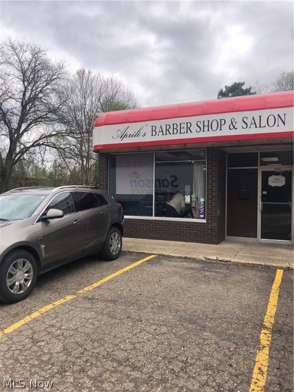 1000 sq' Flex Space Available. Can be turn-key as existing hair salon or tenant can remodel as needed.