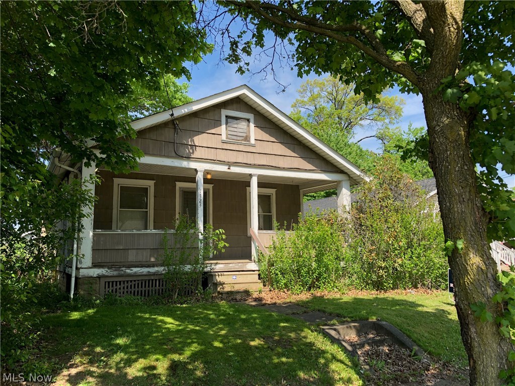 Investors, 1st time home buyers, or those who need one floor living. Check out 1124 Hammel St. Listed under 25,000.00 this property is priced to sell. We feature a full basement, nice size front porch, hard wood floors, formal dining room, garage, 2 bedrooms and full bath room on the first floor. Call today for a private viewing!