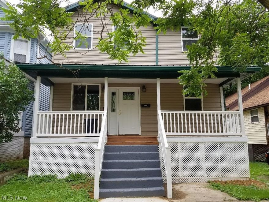 this 2 story 3 bedroom plus bonus room, has been completely updated inside and out. front porch, back porch overlooking level back yard. new laminate flooring throughout house. refridgerator, gas range, dishwasher, microwave, front loading washer and dryer stay. new vinyl siding and recent metal roof.
     #1074