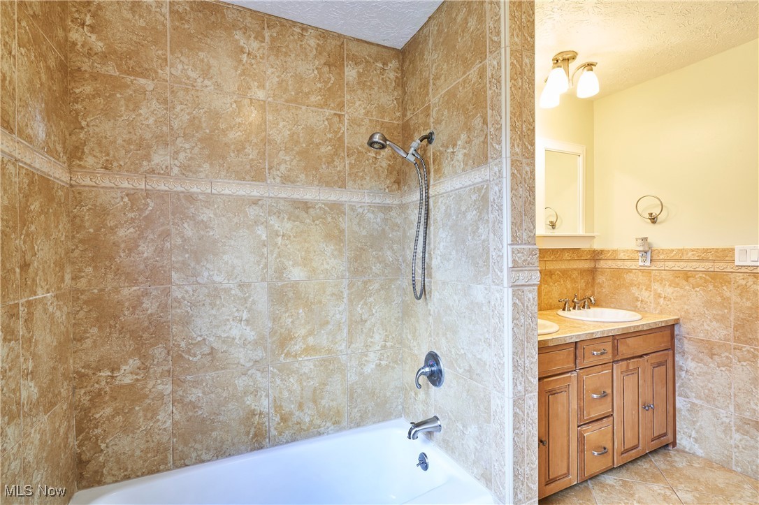 Chesterland, Ohio 44026, United States, 3 Bedrooms Bedrooms, ,3 BathroomsBathrooms,Residential,Active,230606