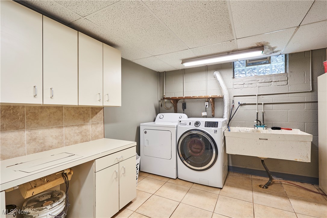 Chesterland, Ohio 44026, United States, 3 Bedrooms Bedrooms, ,3 BathroomsBathrooms,Residential,Active,230606