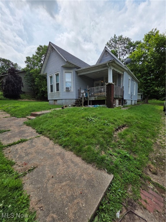ATTENTION INVESTORS - Home is currently being rented for $1000 a month.
Had new flooring put in most of the rooms a year ago.
