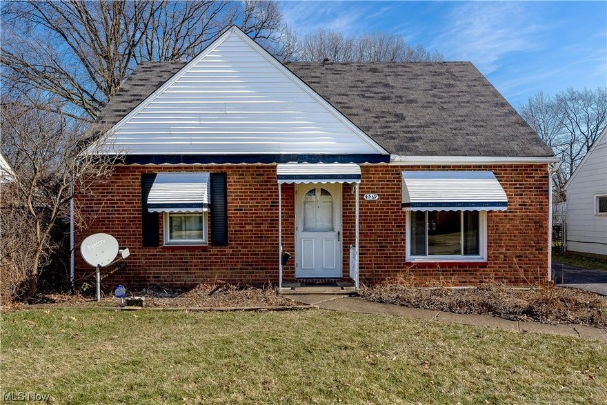 Perfect bungalow with close highway access. Located close to downtown as well as local businesses. Move in ready home with room for improvements and a personal touch.