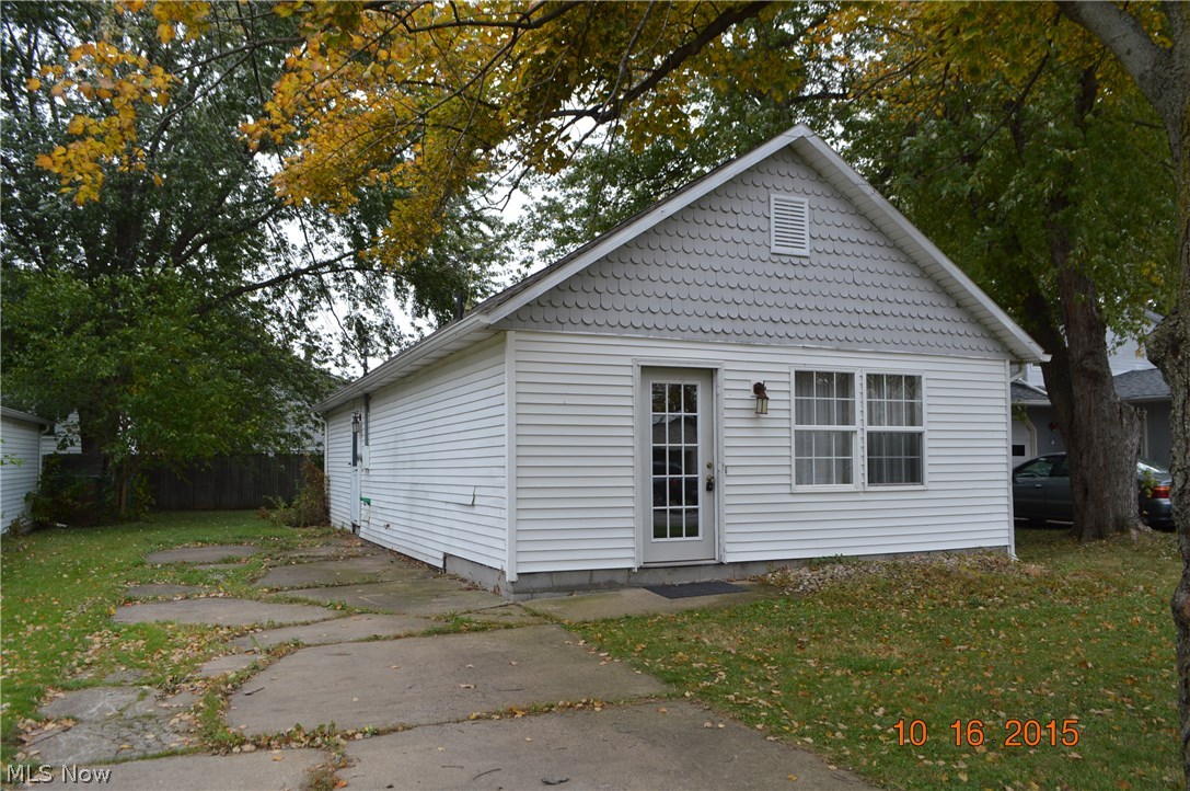 MOVE IN READY 3 bedroom 1 bath home. Interior features include; open concept living/kitchen area, 3 nice size bedrooms, remodeled bath and kitchen, newer flooring through out, laundry room and MORE! Exterior features include, newer roof, partially fenced in back yard, large back yard and more!