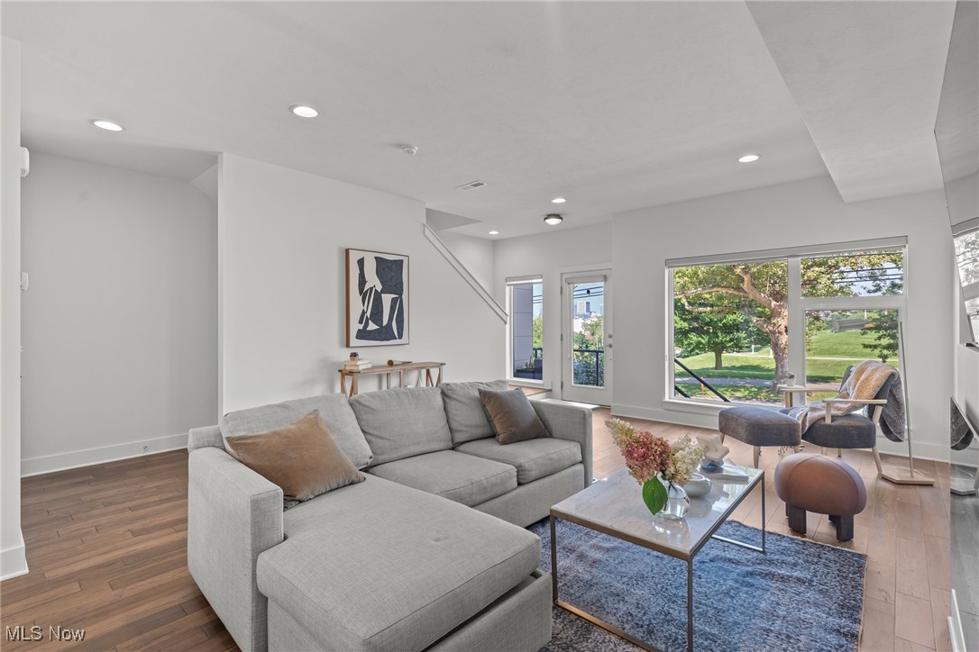 Breakwater Bluffs Lt Twnhms S - Residential