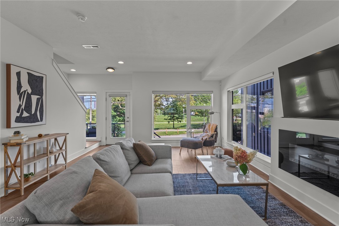 Breakwater Bluffs Lt Twnhms S - Residential