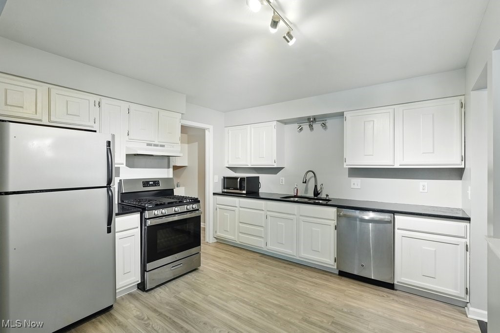 Chagrin Falls, Ohio 44023, United States, 2 Bedrooms Bedrooms, ,2 BathroomsBathrooms,Residential,Contingent,145600