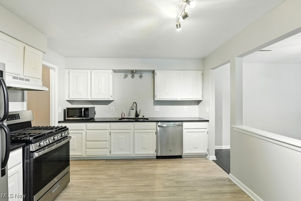 Chagrin Falls, Ohio 44023, United States, 2 Bedrooms Bedrooms, ,2 BathroomsBathrooms,Residential,Contingent,145600