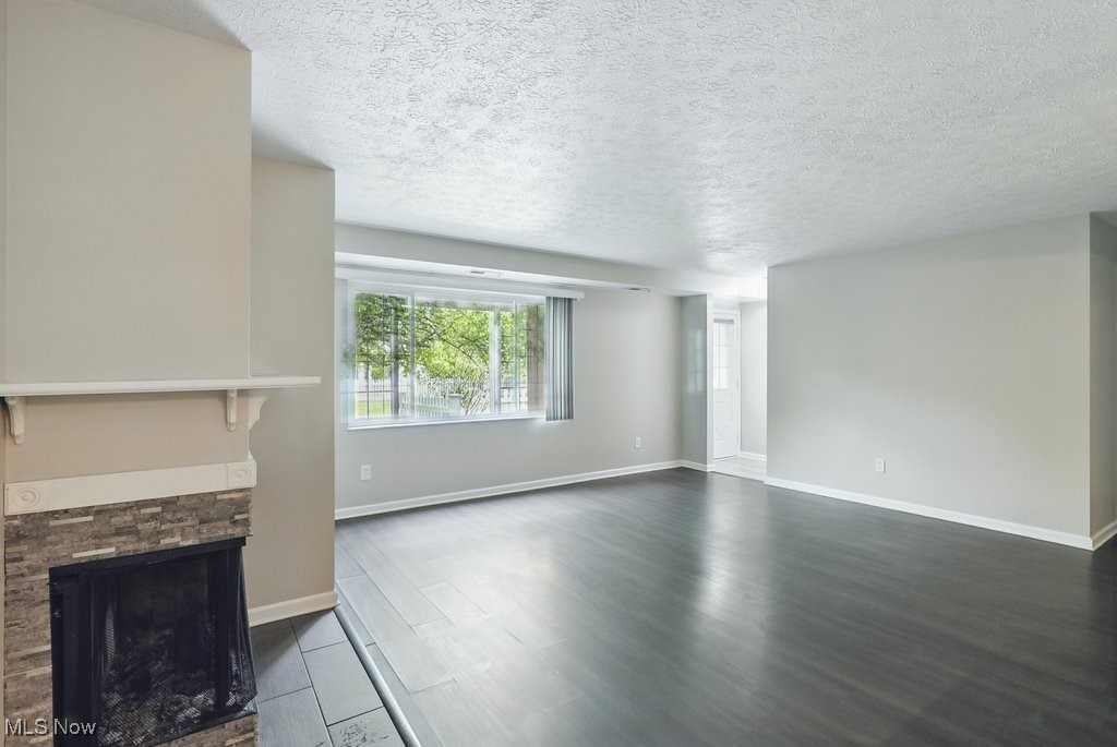 Chagrin Falls, Ohio 44023, United States, 2 Bedrooms Bedrooms, ,2 BathroomsBathrooms,Residential,Contingent,145600