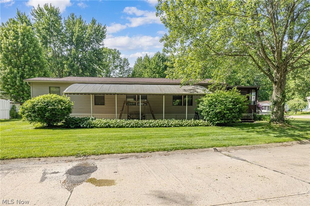 Photo of 4 Overland Drive, Olmsted Township, OH 44138 (MLS # 5213045)