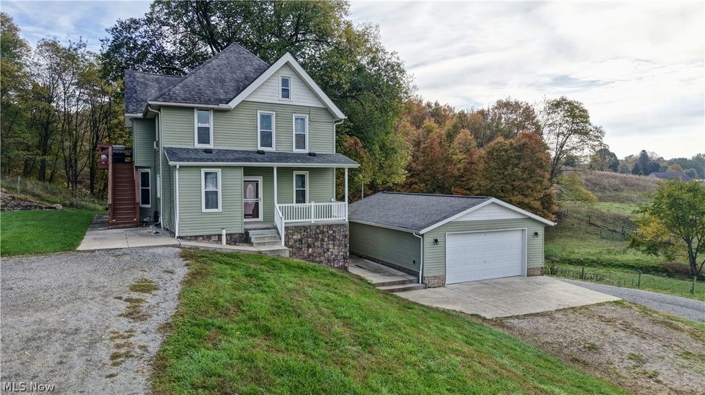 Photo of 6895 Kemary Avenue SW, Navarre, OH 44662 (MLS # 5197333)