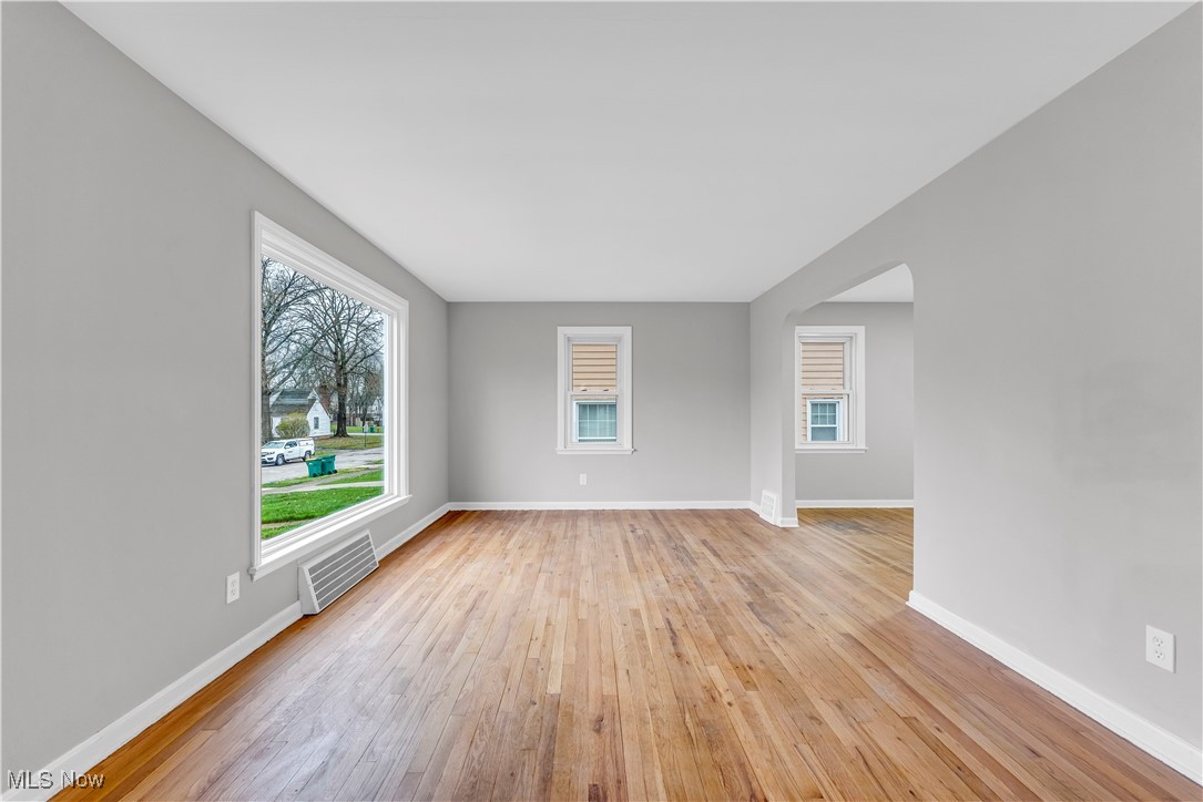 19407 Gardenview Drive, Maple Heights, Ohio image 5