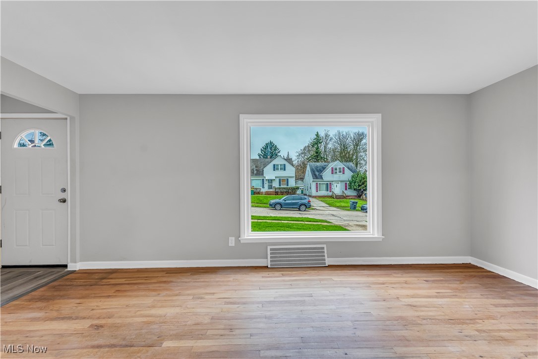 19407 Gardenview Drive, Maple Heights, Ohio image 4