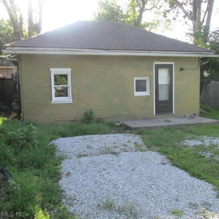 Welcome to 656 Gridley. Beautiful starter or great investment home. Nothing to do but move in or ready to rent out. New furnace, New roof, New carpeting and comes with appliances. Nice green space.