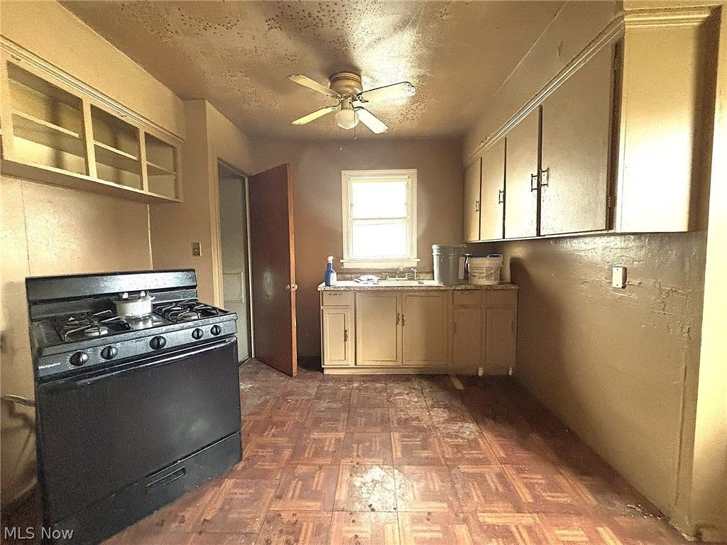 Photo of 3927 E 153rd Street, Cleveland, OH 44128 (MLS # 5187532)