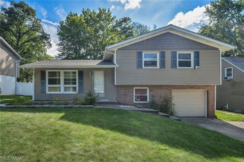 Photo of 567 Eric Drive, Tallmadge, OH 44278 (MLS # 5240130)