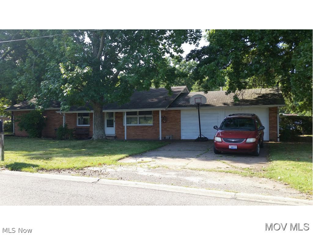 Single floor living with laundry hook-ups in basement. New flooring and counter tops in kitchen as well as a new breakfast bar. Freshly painted throughout house. Level lot. Open floor plan from kitchen, living room, and family room. Single car attached garage. Nice covered patio in back. Wood floors throughout main part of home that need re-finished. Elem: Putnam Elementary School Elem/Bus: Y JrHigh: Marietta Middle School School JrHigh/Bus: Y High: Marietta High School High/Bus: N Fire: CIT Police: CTY PossFreeGas: N ;SQFT=Fin L1:1248, Fin Bsmt:0, Fin Above:1248, Fin Total:1248, Unfin L1:0, Unfin Bsmt:624, Unfin Above:624, Unfin Total:Y