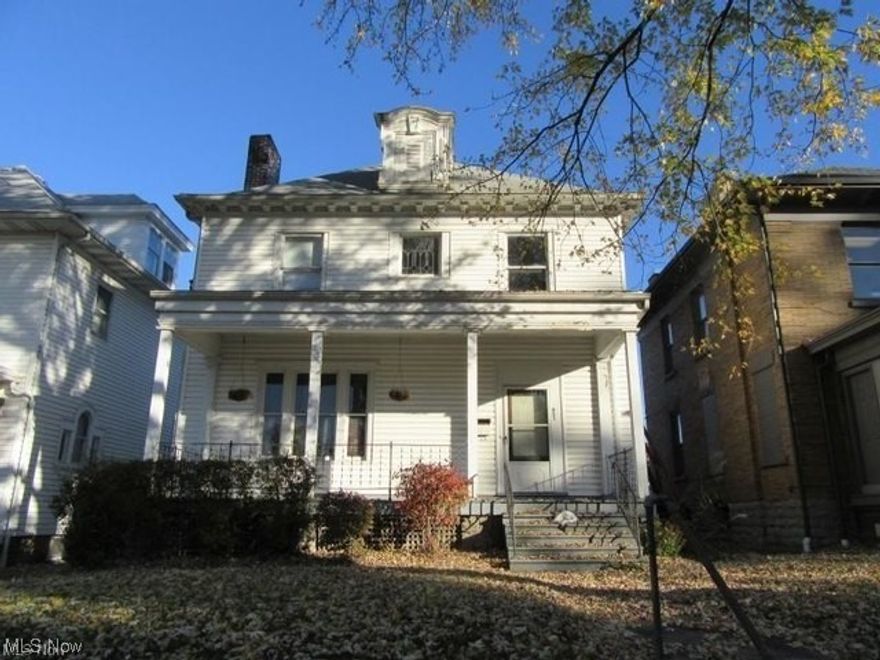 Newly renovated 2 bedroom, 1 bath, upstairs apartment. Parking spots located in the back alley. 

All applicants are subject to a credit and background check.