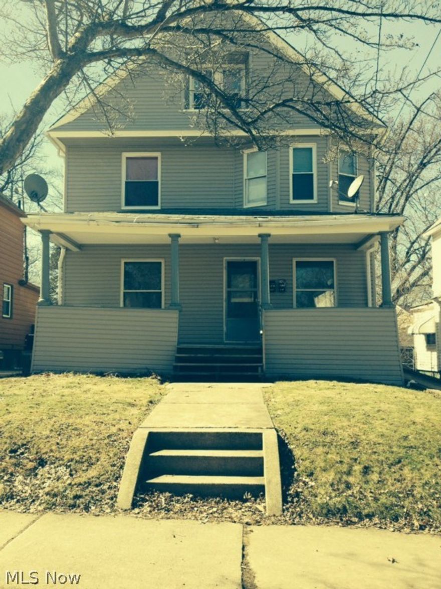 Welcome to 822 Princeton Street.
A great investment property consisting of two units, both units are currently occupied.
The first floor unit is equipped with two bedrooms.
The second floor unit has two bedrooms on the main level and an additional two bedrooms in the attic.
Convenient location near grocery store, school and downtown Akron.
New exterior siding installed in 2014.